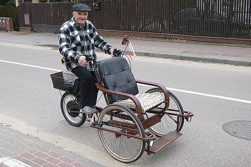 Pan Zdzisław cieszy się z nowej rikszy