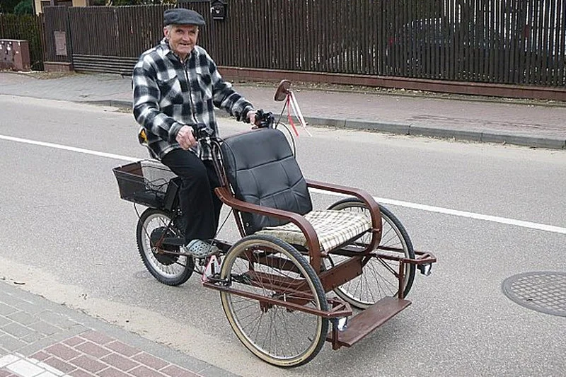 Pan Zdzisław cieszy się z nowej rikszy
