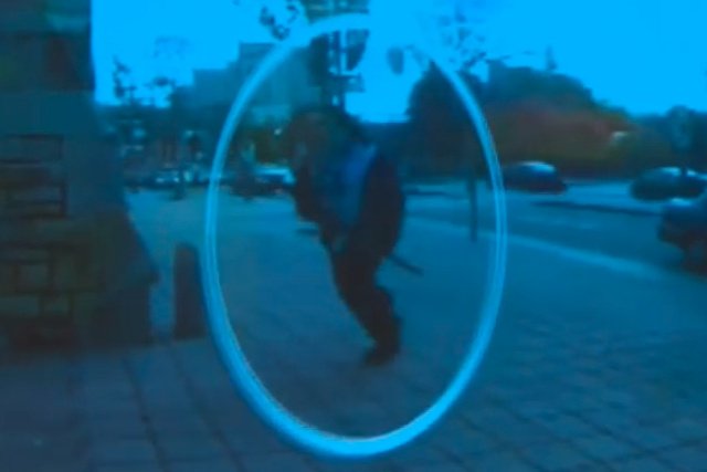 Kadr z nagrania monitoringu, na którym widać uzbrojonego  Michaela Zehafa-Bibeau'a