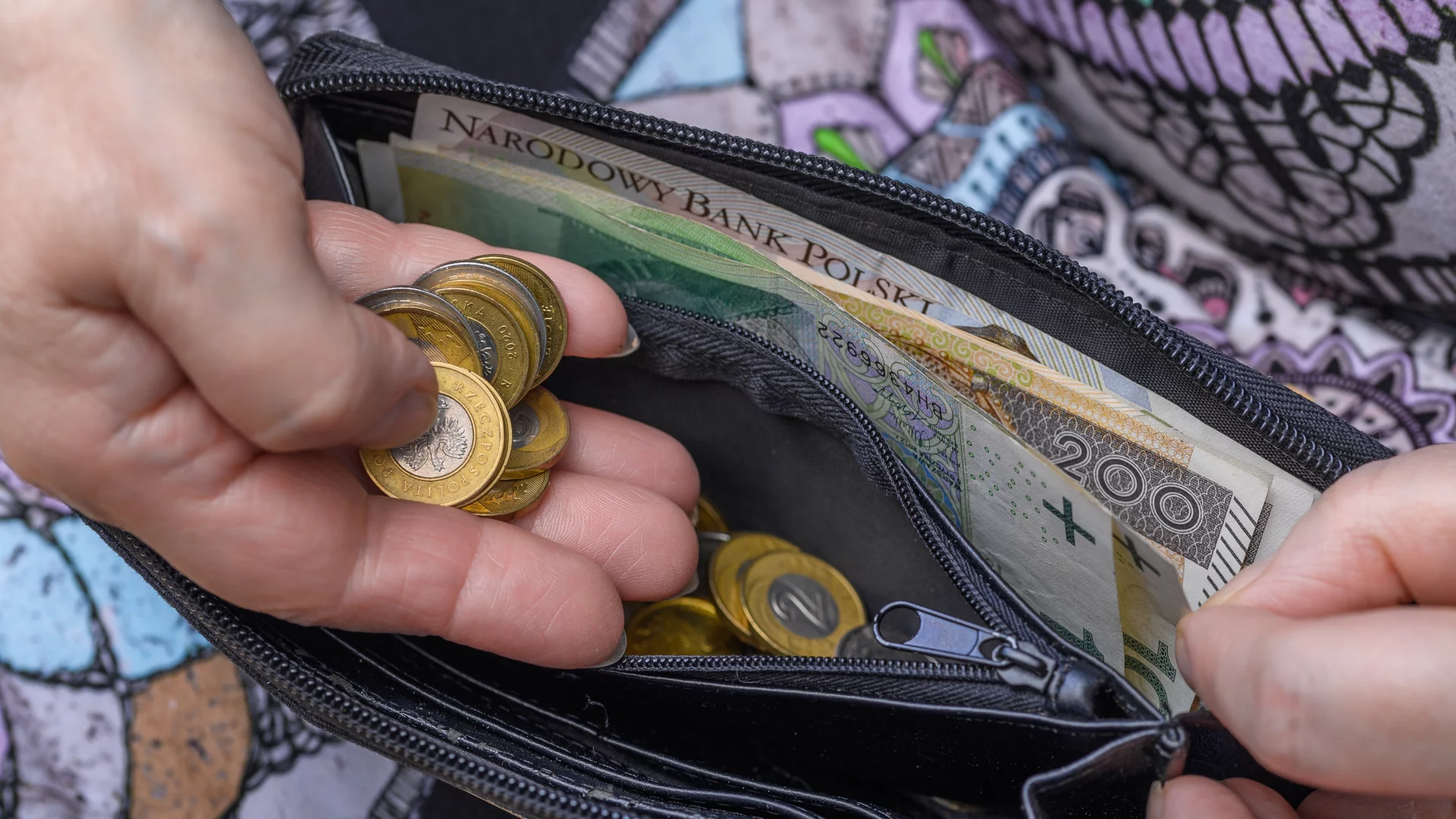 Trzynastka wpłynie na konta szybciej. Seniorzy dostaną w tym roku więcej pieniędzy