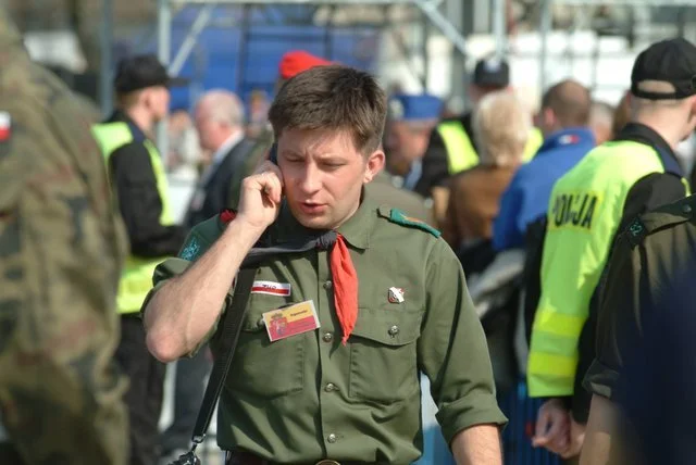 Do Kancelarii Premiera minister Dworczyk trafił z MON, gdzie był zastępcą Antoniego Macierewicza. Był też kiedyś harcerzem i składował broń, za co stanął przed sądem.