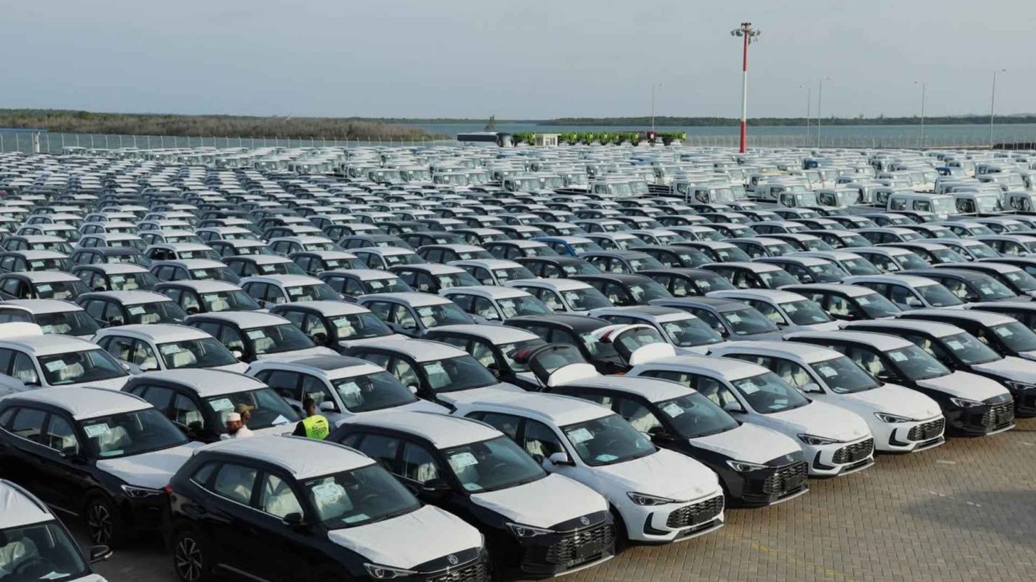 Luksusowe auta nie dopłynęły do Dubaju. Kenijski port stał się  parkingiem awaryjnym.