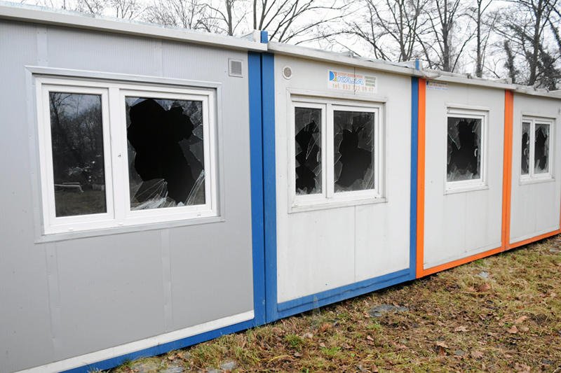 Baraki dla Romów zostały zdewastowane. Urzędnicy utrzymują, że były przeznaczone "dla bezdomnych".