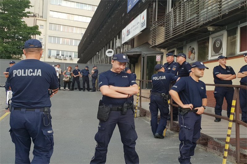 W piątek przed siedzibą PiS na Nowogrodzkiej protestowało kilkanaście osób. Do obstawy wezwano kilkudziesięciu policjantów.