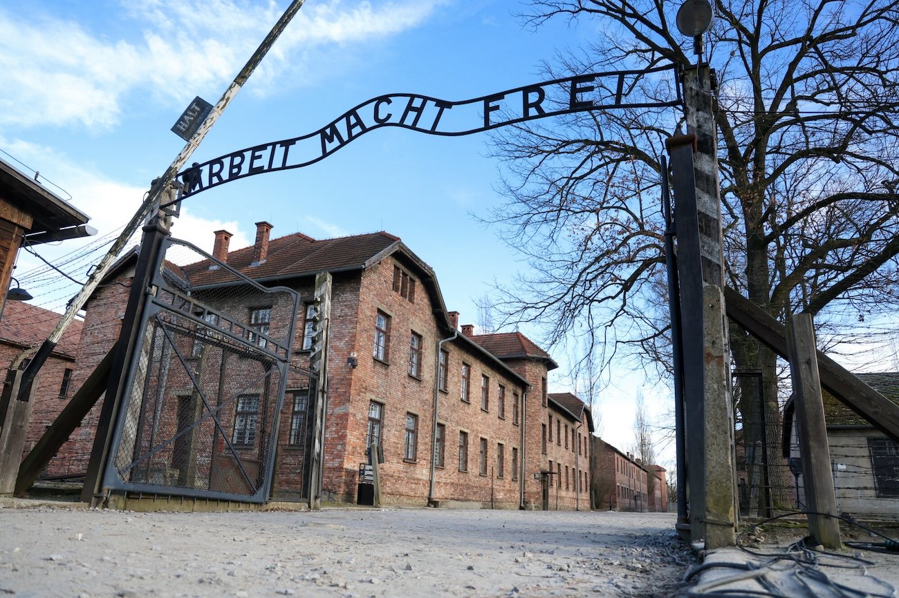 Skandal w byłym obozie Auschwitz. Izraelczyk wykonywał hitlerowski salut Incydent w byłym obozie Auschwitz. Izraelczyk wykonał hitlerowski salut