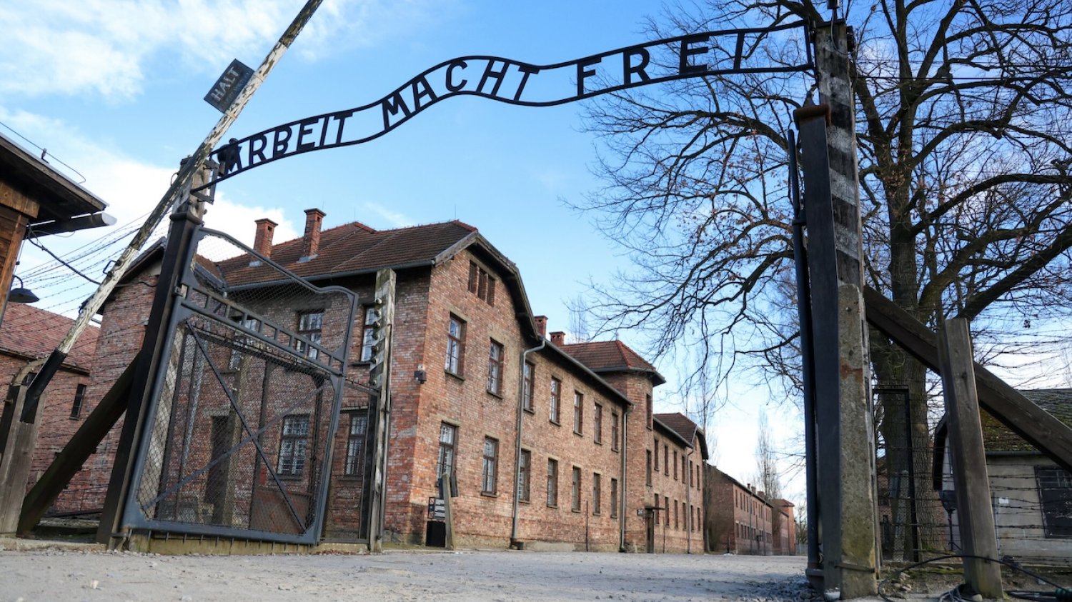 Skandal w byłym obozie Auschwitz. Izraelczyk wykonywał hitlerowski salut Incydent w byłym obozie Auschwitz. Izraelczyk wykonał hitlerowski salut