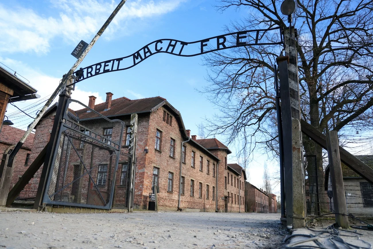 Skandal w byłym obozie Auschwitz. Izraelczyk wykonywał hitlerowski salut Incydent w byłym obozie Auschwitz. Izraelczyk wykonał hitlerowski salut