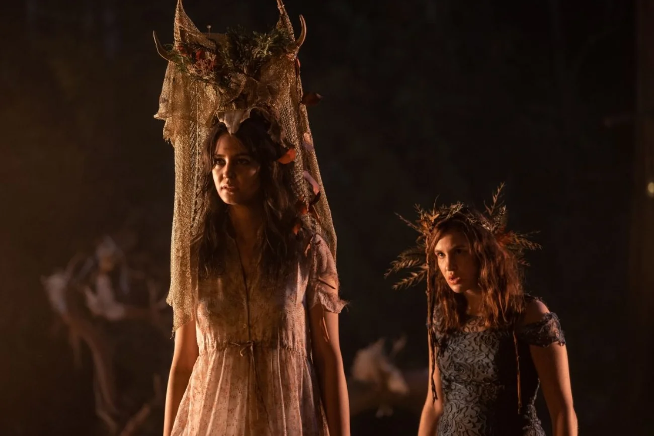 Courtney Eaton i Sophie Nelisse w serialu "Yellowjackets"