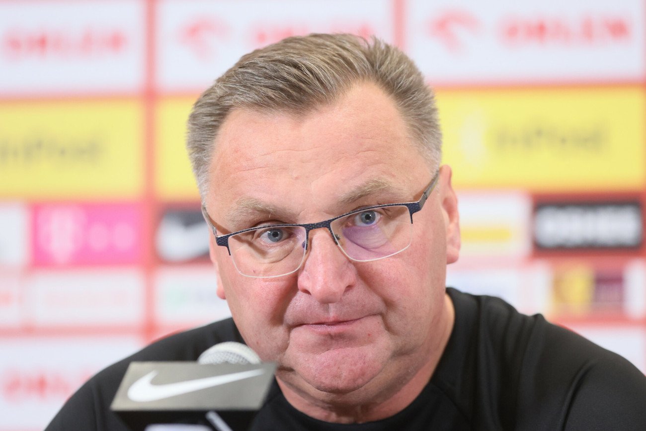 Czesław Michniewicz, w towarzystwie Roberta Lewandowskiego, spotkał się w poniedziałek z dziennikarzami.