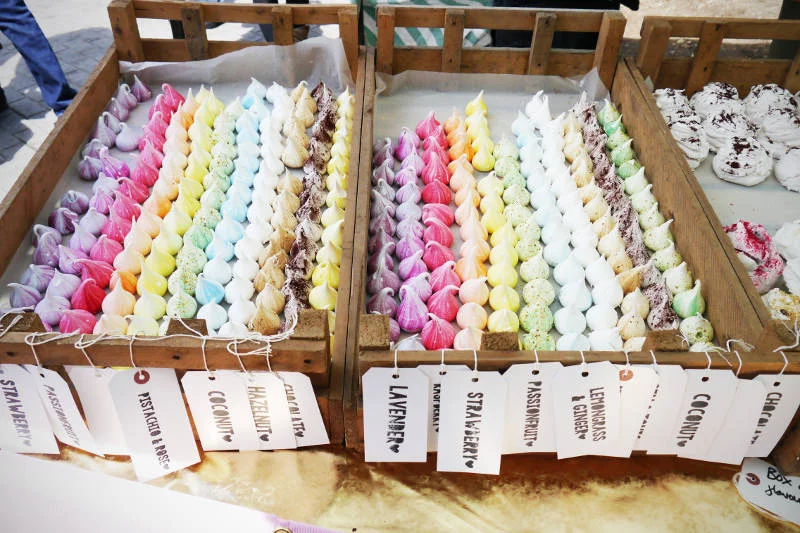 Meringue Girls - słynne kolorowe bezy z Broadway Market. Podobno czas makaroników już się kończy!