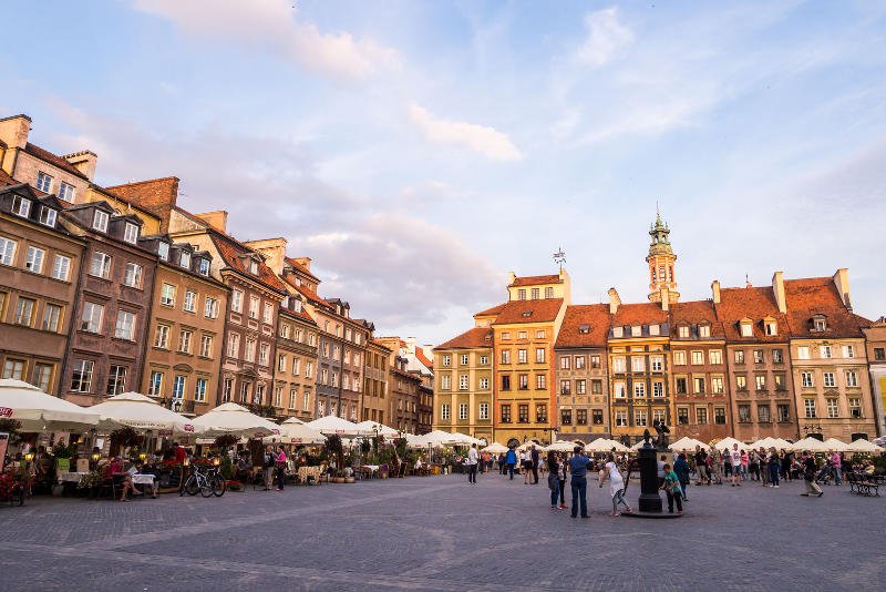 Warszawska Starówka w wakacje jest przeludniona, choć stolica ma o wiele więcej do zaoferowania.