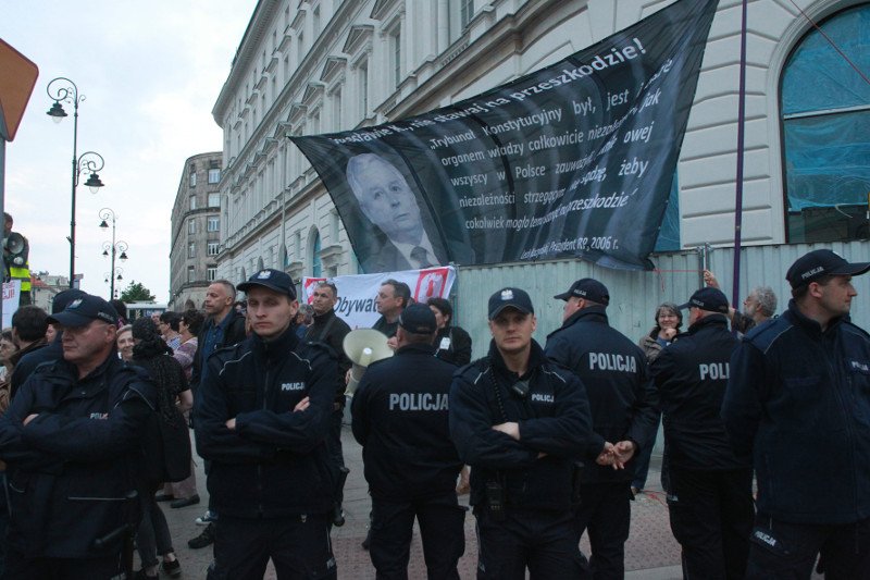 Zabezpieczenie miesięcznic przez policję kosztuje coraz więcej.