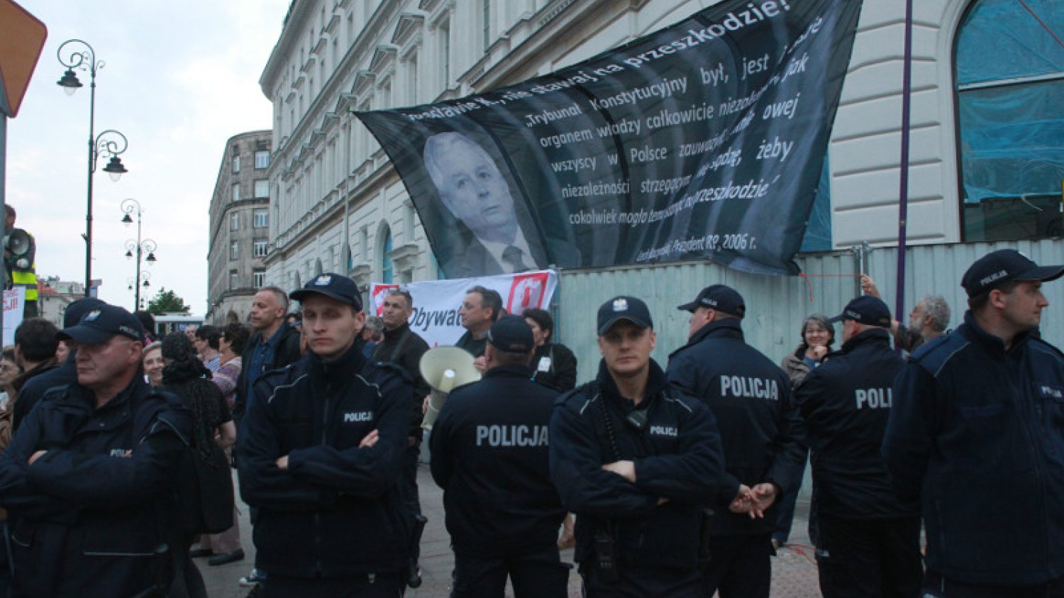 Zabezpieczenie miesięcznic przez policję kosztuje coraz więcej.