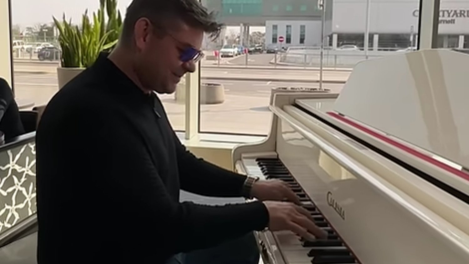 Zenek Martyniuk nagle dał występ na lotnisku Chopina. Wykonał swój wielki hit Zenek Martyniuk