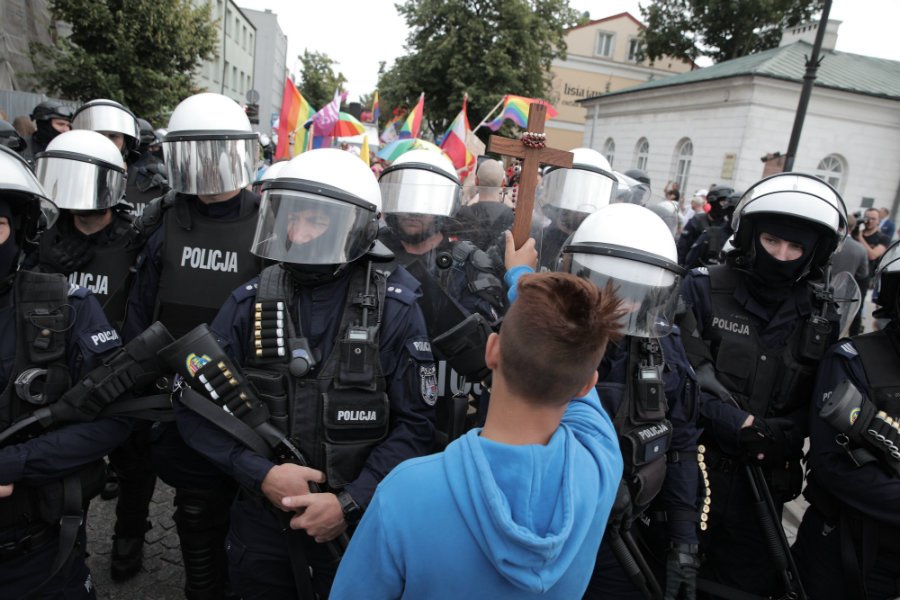 15-letni Jakub Baryła z krzyżem w ręku zatrzymuje Marsz Równości w Płocku.