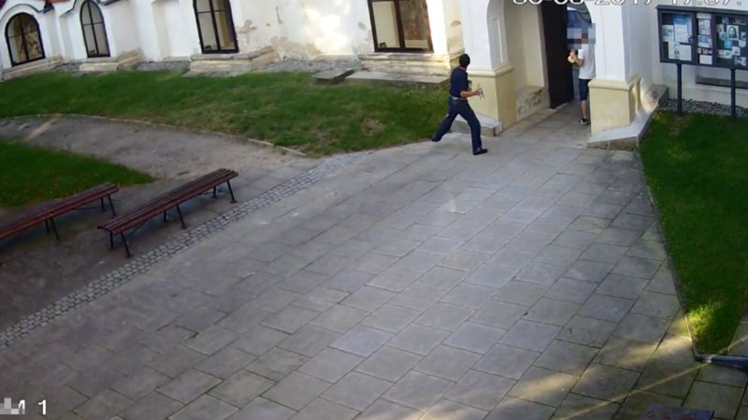 Kamery zarejestrowały zachowanie mężczyzn w kościele w Sandomierzu
