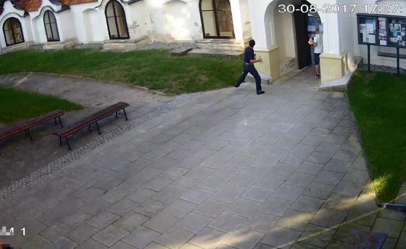Kamery zarejestrowały zachowanie mężczyzn w kościele w Sandomierzu