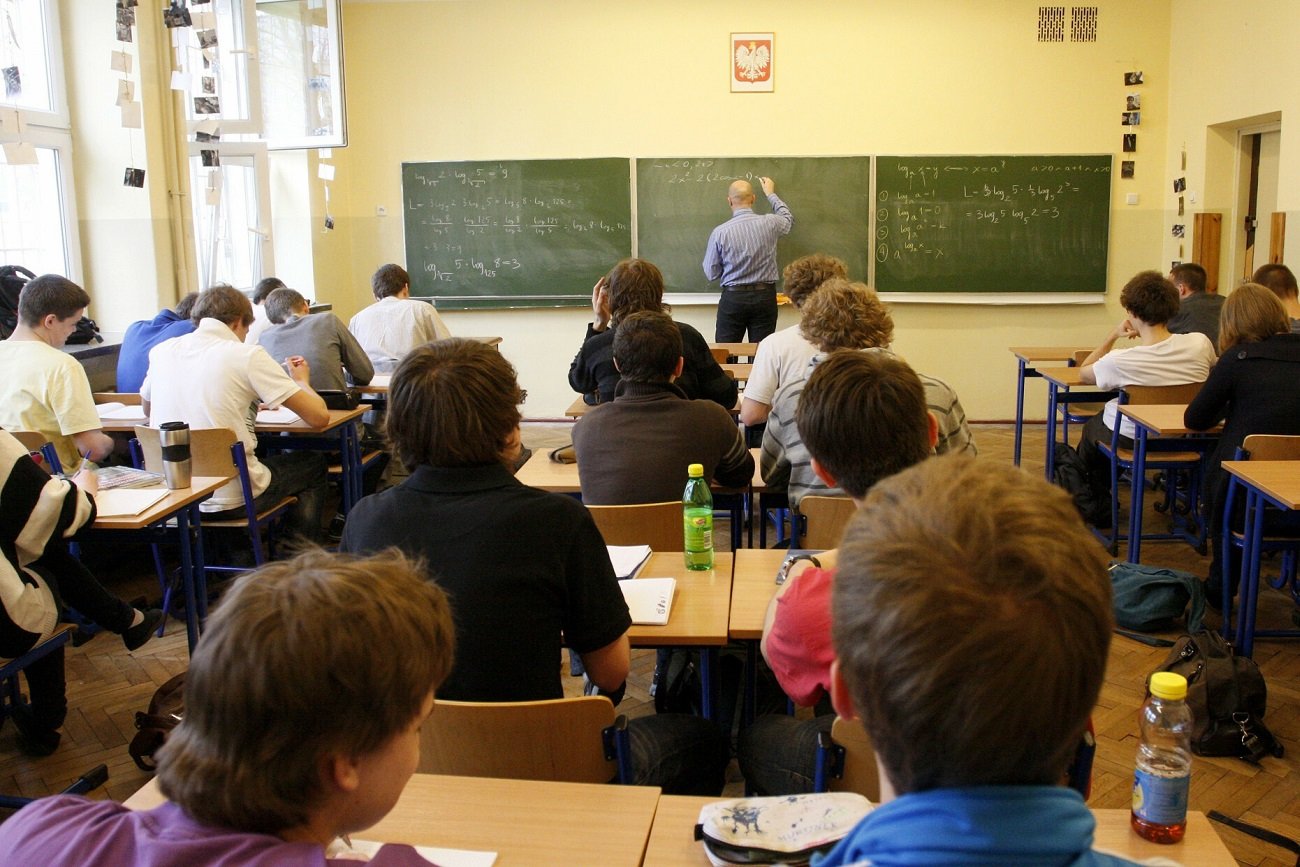 W polskich szkołach brakuje nauczycieli. Do pracy zniechęcają ich m.in. niskie zarobki.
