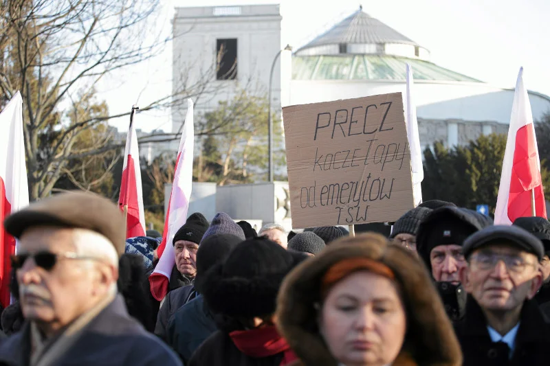 Nie pomogły protesty. Obniżka emerytur dotknie przede wszystkim ludzi, którzy z "oprawcami" mieli mało wspólnego.