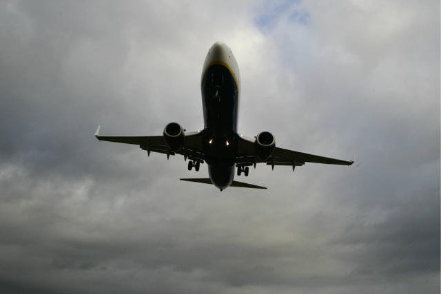 Samolot pasażerski linii lotniczych Ryanair z Krakowa prawie zderzył się z izraelskimi myśliwcami.