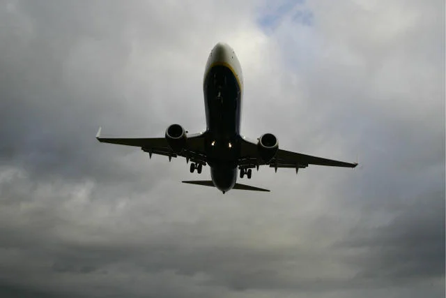 Samolot pasażerski linii lotniczych Ryanair z Krakowa prawie zderzył się z izraelskimi myśliwcami.