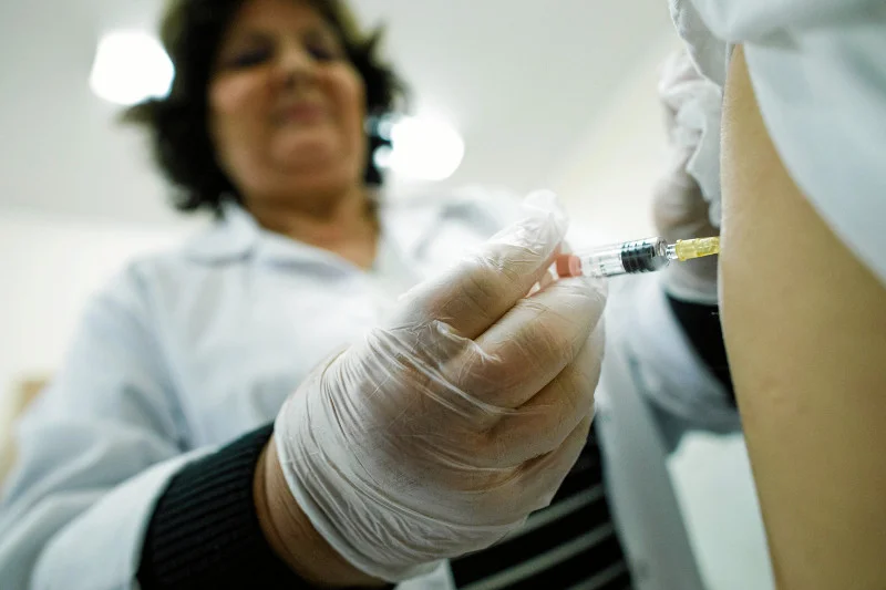 Pandemia SARS-CoV-2 nie sprawiła, że zniknęły choroby zakaźne. Właśnie z powodu pandemii powinniśmy je dobrze leczyć i zapobiegać im, jeśli jest taka możliwość.