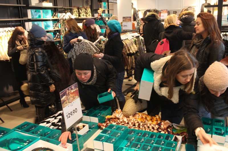 Podczas wyprzedaży do centrów handlowych ściągają tłumy.