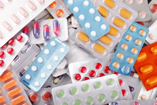 Zjadamy dziś prawdopodobnie najwięcej leków w Europie, tymczasem nawet w przypadku popularnego, dostępnego wszędzie i to pod rozmaitymi nazwami handlowymi paracetamolu, między dawką terapeutyczną a toksyczną jest niewielka różnica