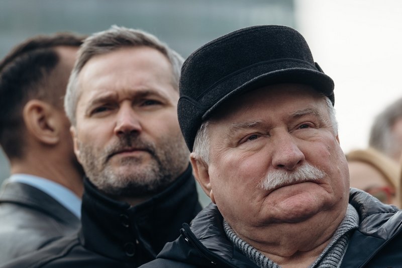 Lech Wałęsa wciąż chodzi na niedzielne msze do kościoła.