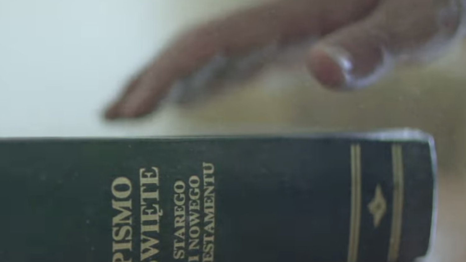 Wszechobecna tajemnica, do której swoimi procedurami namawia także kościół, działa na niekorzyść ofiar pedofilii.