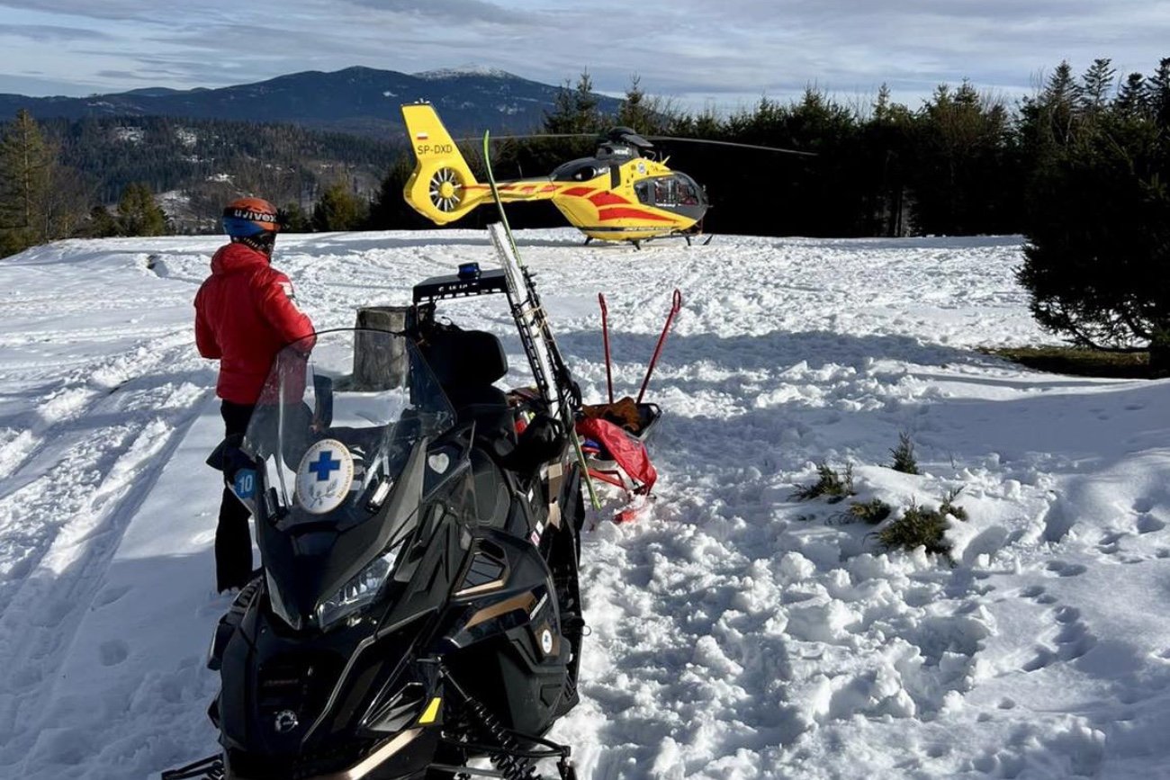 Wypadek na stoku w Szczyrku. Nie żyje narciarz, który wypadł z trasy.