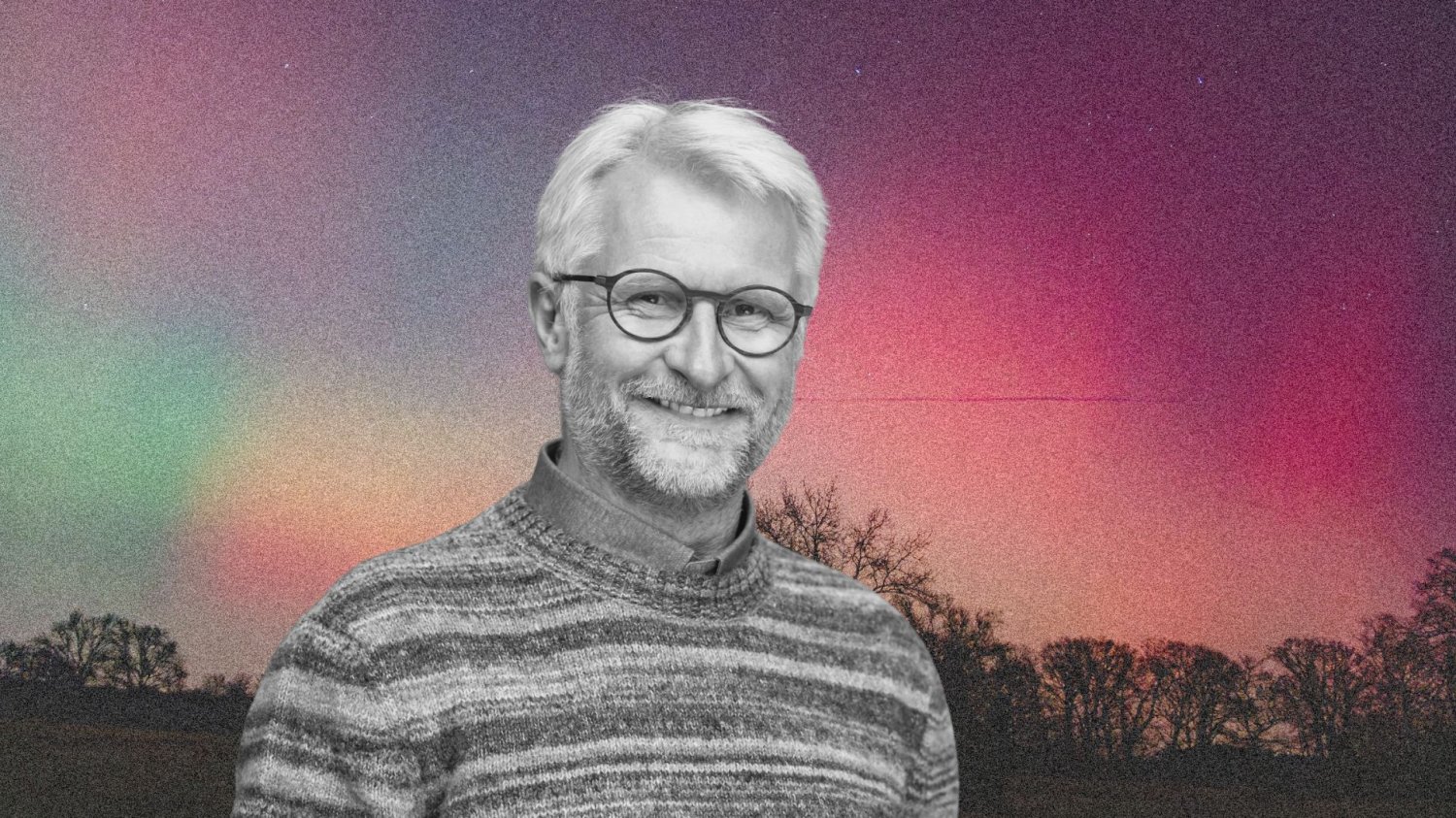 Polska oszalała na punkcie zorzy polarnej. A my pytamy, jak działa na ludzi i zwierzęta Prof. Piotr Tryjanowski. W tle zorza widoczna nad Polską 19 stycznia 2025 r., gmina Mosina, województwo wielkopolskie