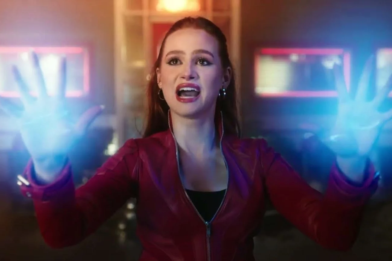 Madelaine Petsch jako Cheryl Blossom.