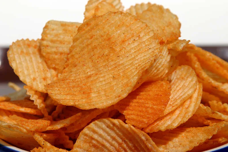 Chipsy to jeden z najdoskonalszych produktów przemysłu spożywczego. Po jednym kęsie chcemy kolejnych i kolejnych.