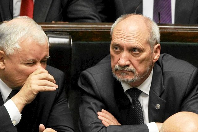 Wiceprezes PiS Antoni Macierewicz reaguje na książkę Tomasza Piątka zawiadomieniem do prokuratury. "Macierewicz i jego tajemnice" opisuje rzekome powiązania szefa MON z Rosją.