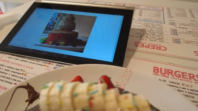 Podstawowym narzędziem pracy dla Piotrka i Maćka nie jest patelnia, a tablet i internet