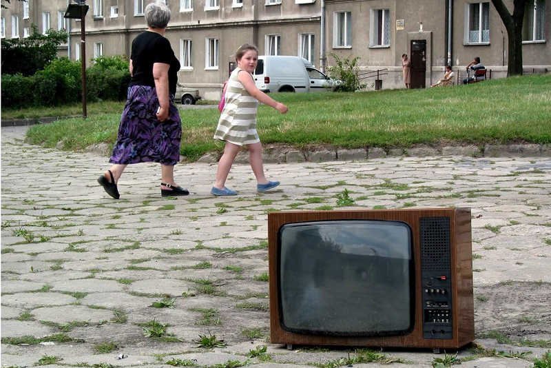 Stary telewizor na ulicy w Radomiu.
