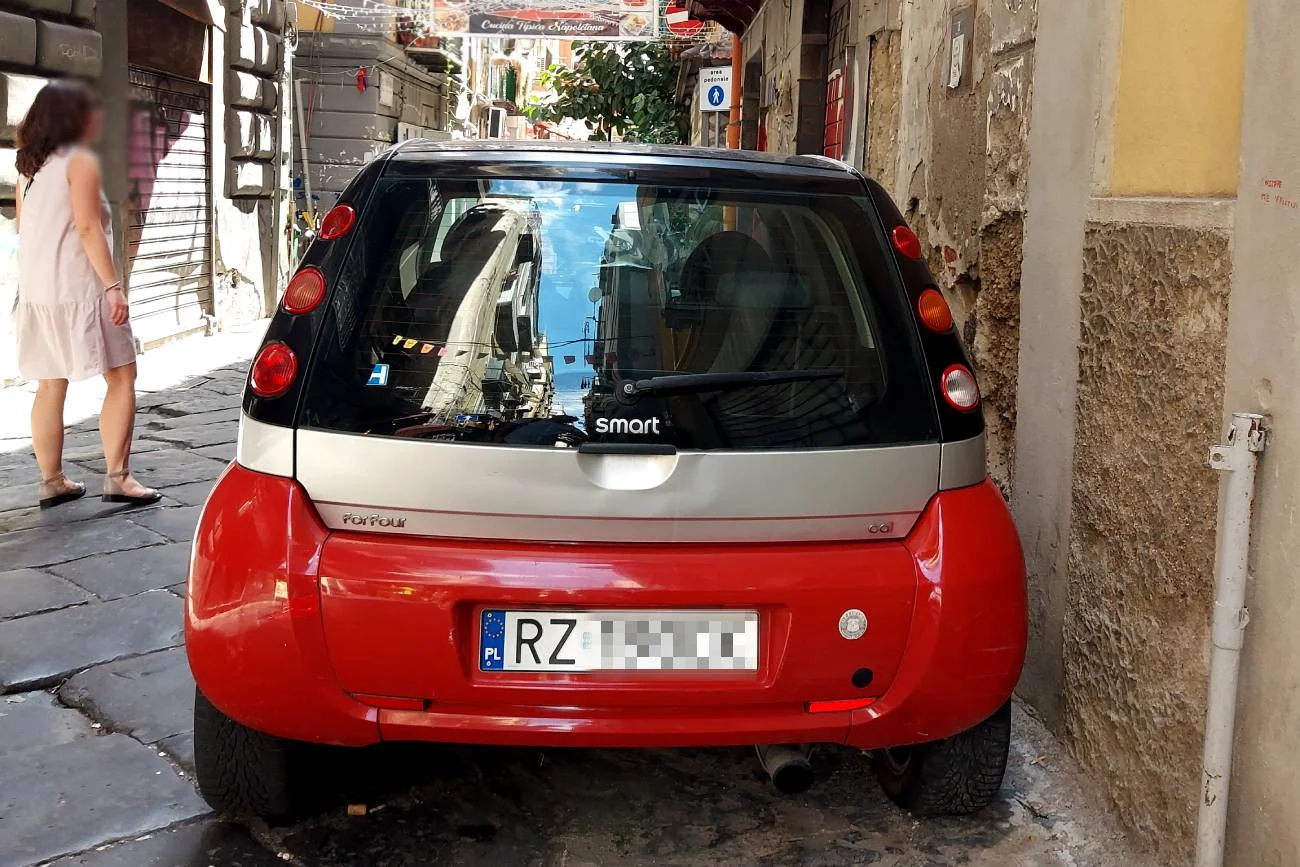 Samochód marki Smart For Four na polskich tablicach rejestracyjnych z Rzeszowa w Neapolu