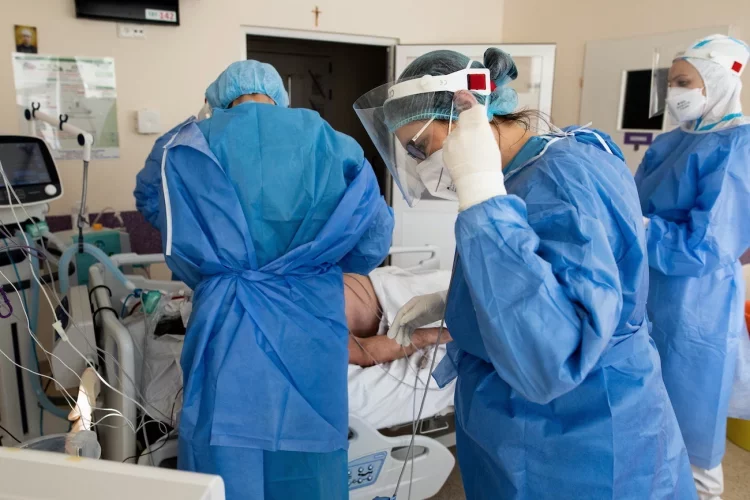 W ciągu ostatniej dobry jedna osoba zmarła z powodu zakażenia koronawirusem w Polsce