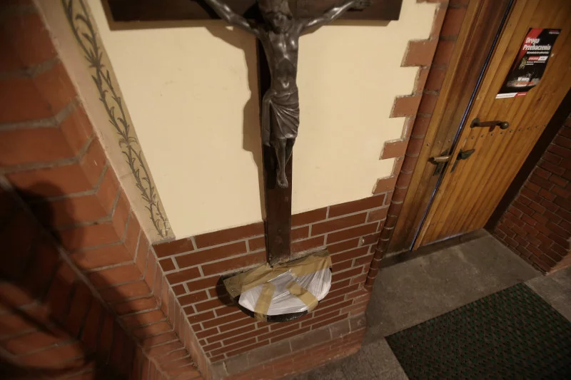 Proboszcz nie utrudniał dokonania apostazji, ale jego reakcja na odpowiedź dotyczącą molestowania była szokująca.