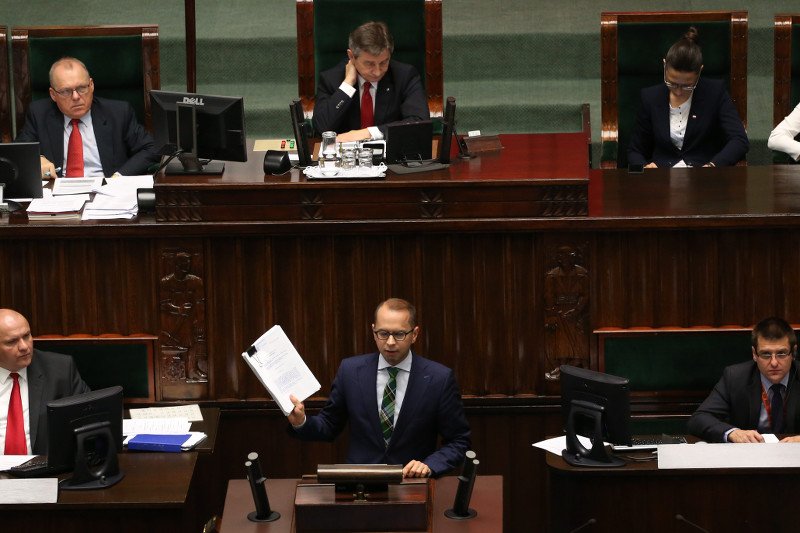 Rok temu marszałek Marek Kuchciński nałożył karę na posła PO Michała Szczerbę.