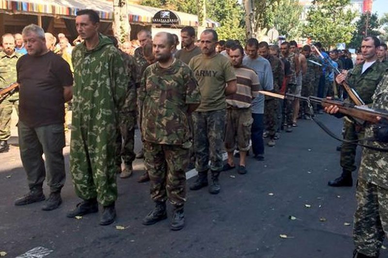 Poniżająca "parada jeńców" zorganizowana przez rosyjskie siły z Doniecka zbulwersowała opinię społeczną na całym świecie.