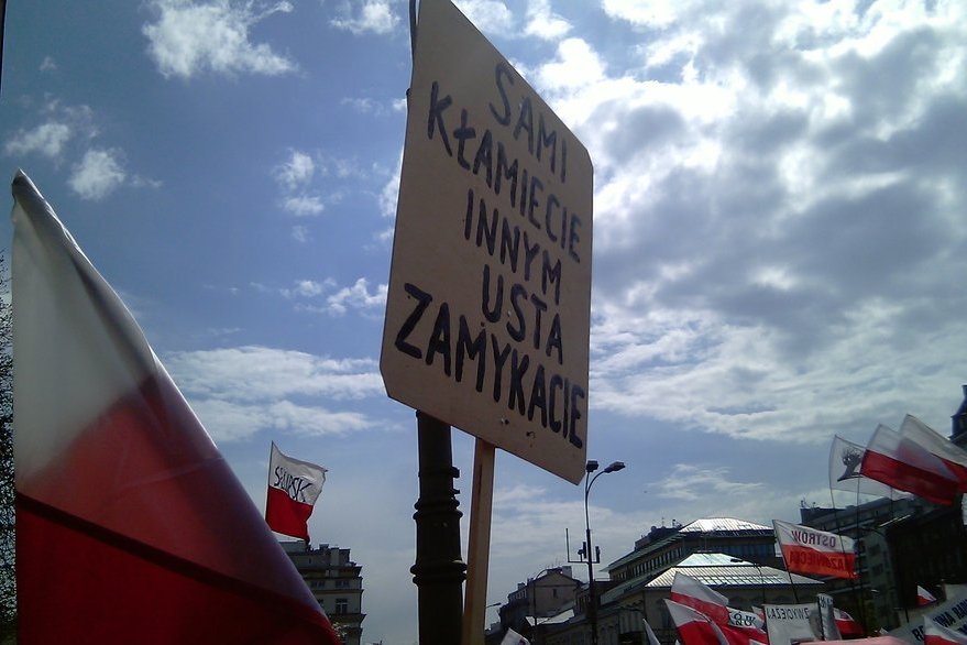 Jeden z transparentów na manifestacji w Warszawie przeciw decyzji KRRiT.