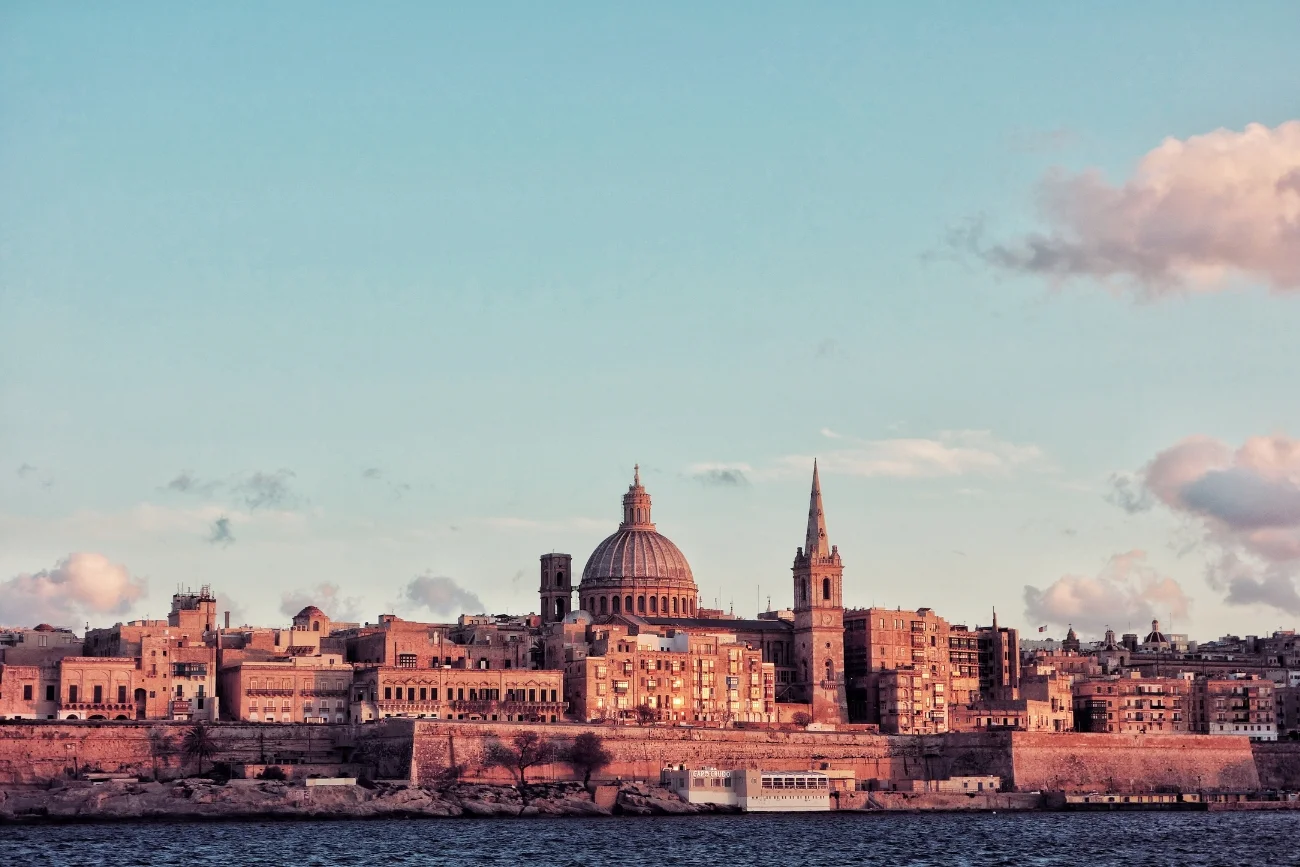 widok na miasto Valetta o zachodzie słońca
