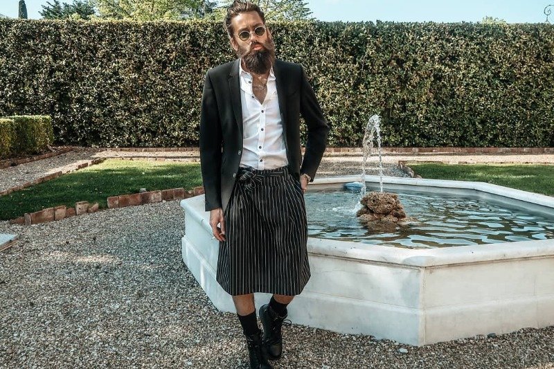 Facet w spódnicy to dziwak? Historia mody odkryje przed tobą wiedzę, o której nie miałeś pojęcia