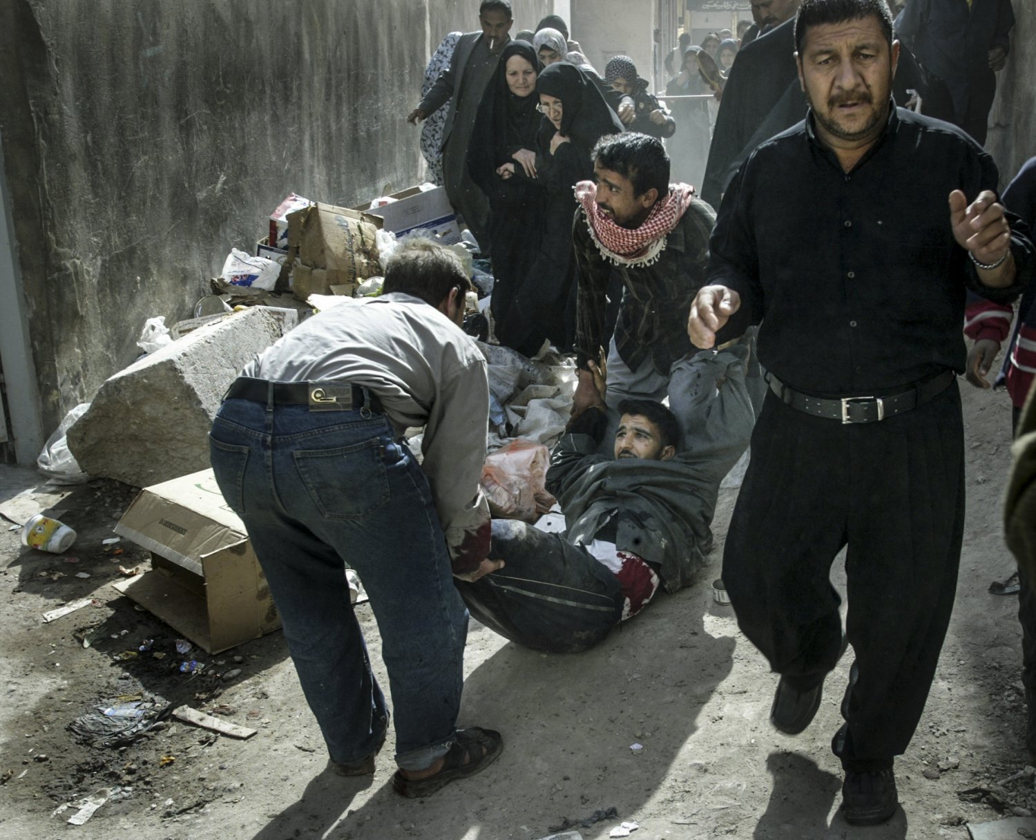 Irakijczycy uciekający w czasie zamachów bombowych podczas święta Ashura w Karbali.