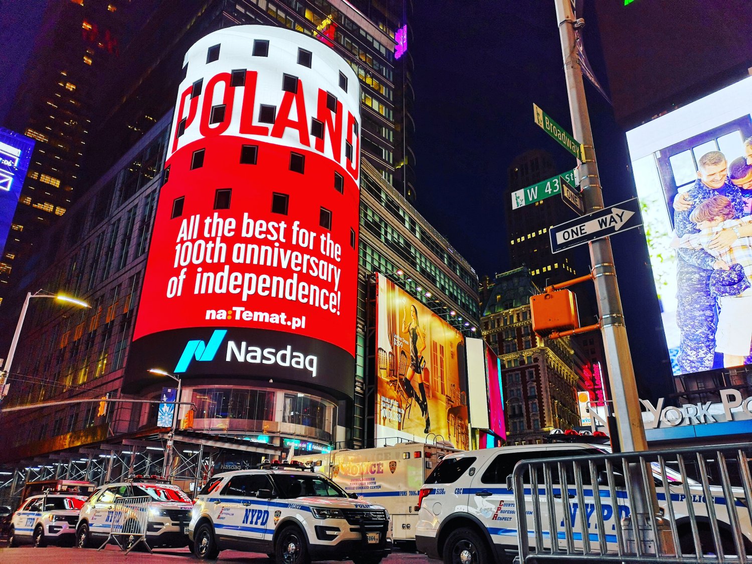 Billboard NASDAQ to największy pojedynczy baner reklamowy na Times Square.