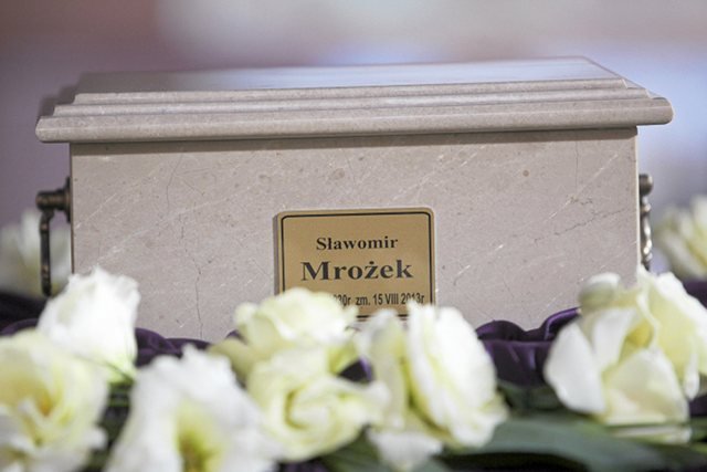 Urna z prochami Sławomira Mrożka została wystawiona w krakowskim Barbakanie. Później złożono ją w Panteonie Narodowym