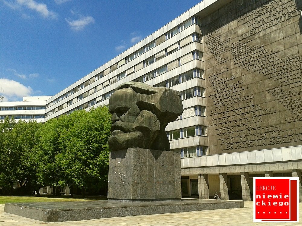 Chemnitz przed zjednoczeniem kraju nosiło nazwę Karl-Marx-Stadt.