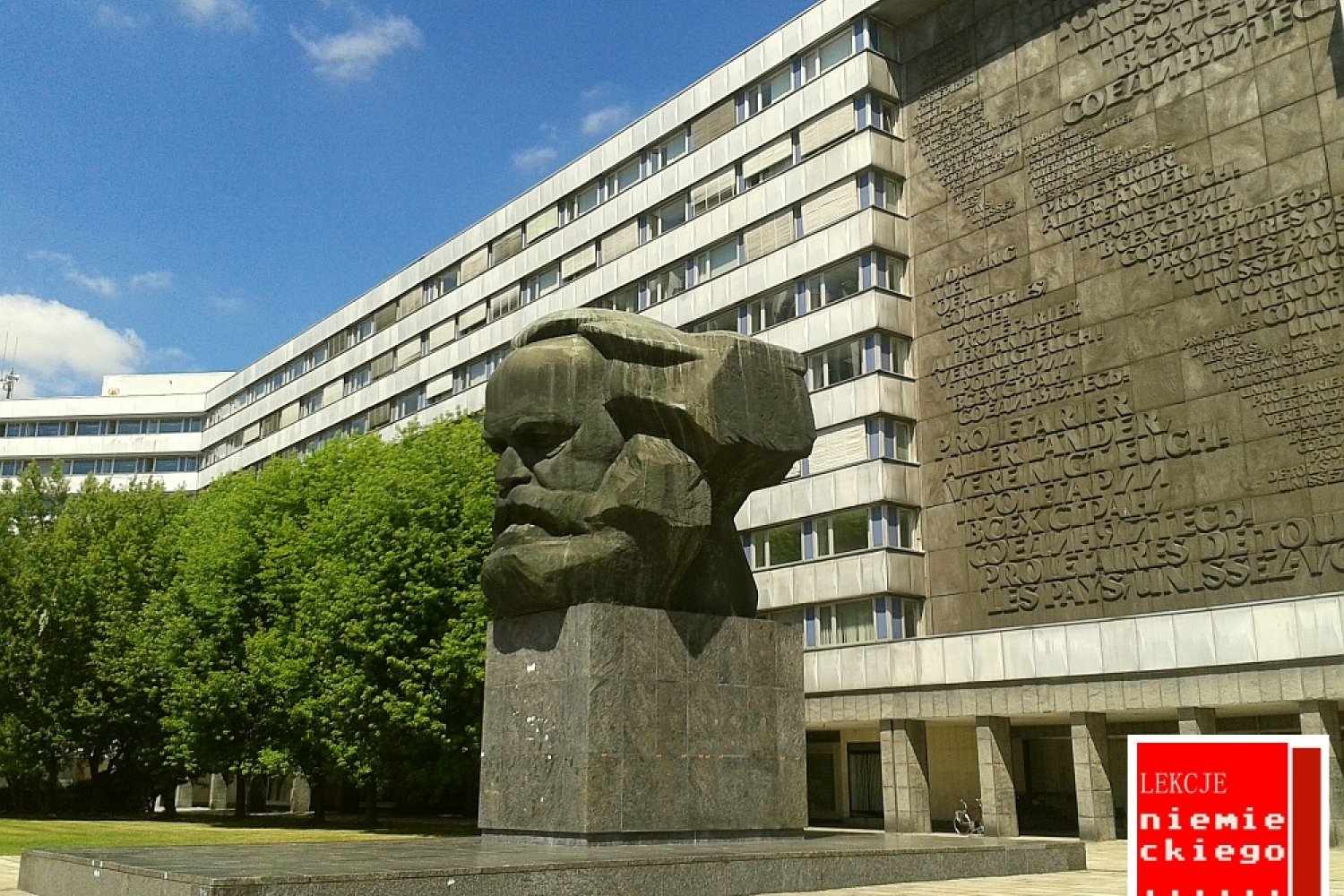 Chemnitz przed zjednoczeniem kraju nosiło nazwę Karl-Marx-Stadt.